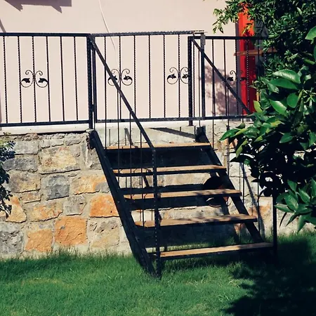 Genis Bahceli Barbekuelue Kir Evi Kozalak Evleri Semesterbostad Ortaca (Mugla)